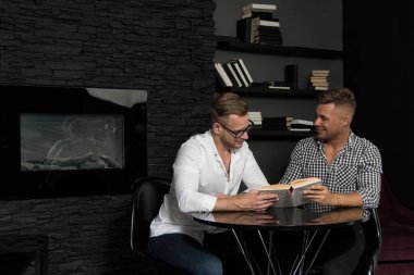 Ev rahatlığı. Kitap okuyan genç bir çift..