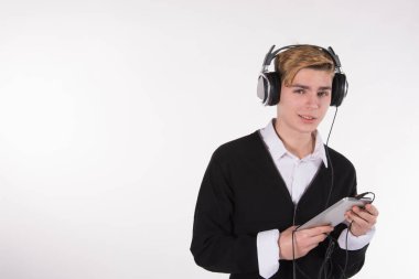 Genç ve çekici bir öğrenci. Beyaz arkaplan.