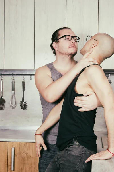 有趣的夫妇在厨房 同性恋关系 — 图库照片