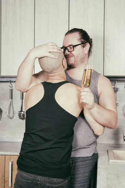 Смішна Пара Кухні Гей Відносини — стокове фото