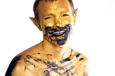 Çılgınlık. Çekici, eğlenceli adam. Beyaz arkaplan.