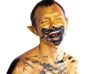 Çılgınlık. Çekici, eğlenceli adam. Beyaz arkaplan.