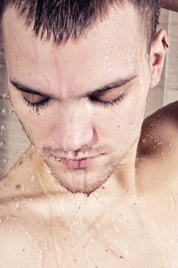 Duş ve genç ve çekici bir erkek..