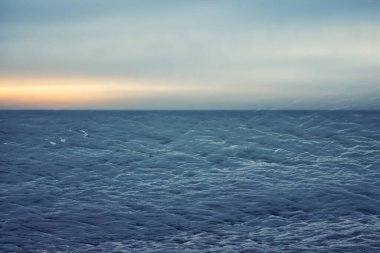 Denizde güzel bir gün batımı.