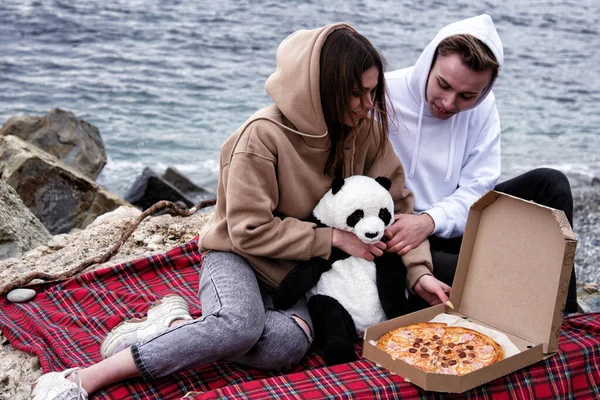 Picknick Aan Zee Jong Aantrekkelijk Paar — Stockfoto