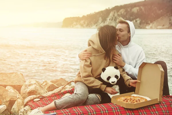 Picknick Aan Zee Jong Aantrekkelijk Paar — Stockfoto