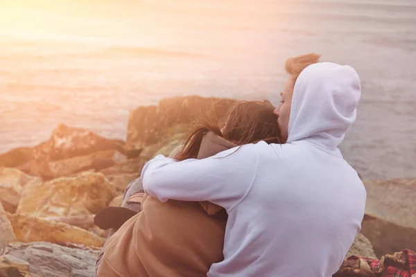 Zonsondergang Jong Aantrekkelijk Paar Rusten Zee — Stockfoto