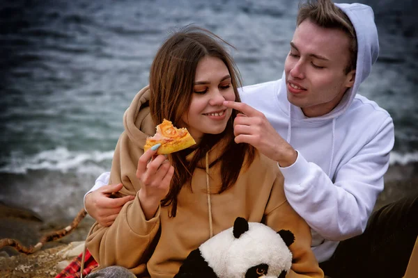 Picknick Aan Zee Jong Aantrekkelijk Paar — Stockfoto