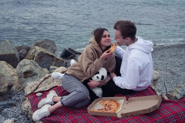 Picknick Aan Zee Jong Aantrekkelijk Paar — Stockfoto