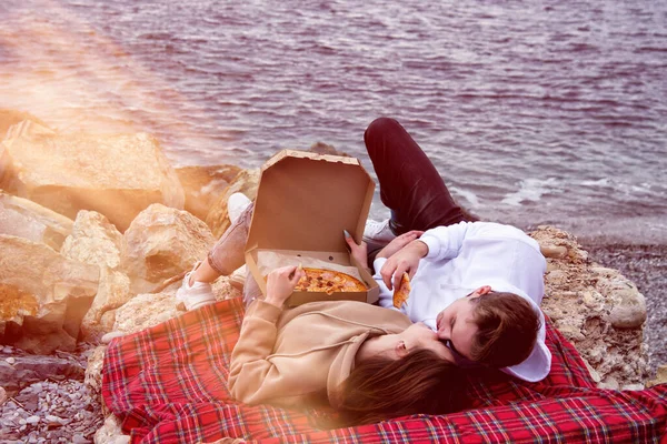 Picknick Aan Zee Jong Aantrekkelijk Paar — Stockfoto