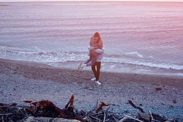 Joven Pareja Atractiva Descansando Mar —  Fotos de Stock