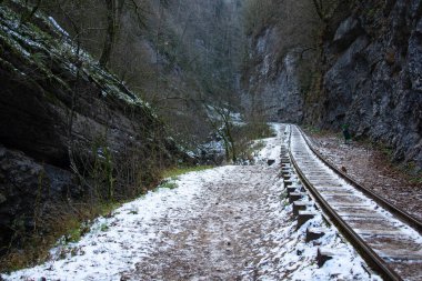 Dağlardaki eski demiryolu. Kış.