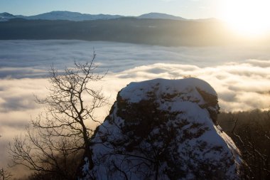 Dağlarda güzel bir gün batımı.