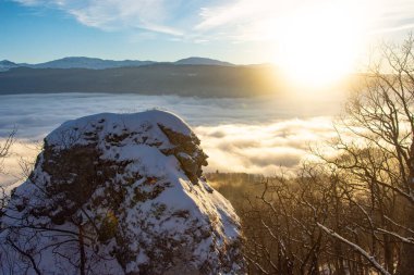 Dağlarda güzel bir gün batımı.