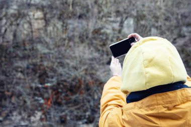 Genç çekici kız dağlarda dinleniyor..