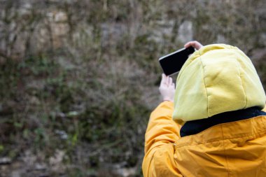 Genç çekici kız dağlarda dinleniyor..