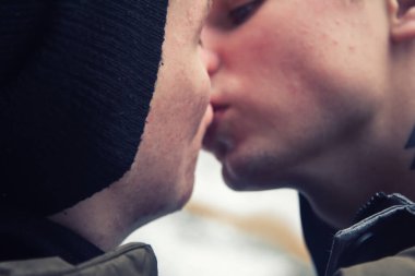 Kış ve dağlar. Genç çift tatilde..