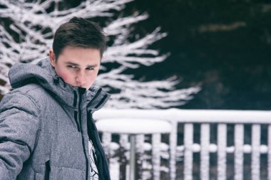 Kış. Ormandaki genç çekici adam..