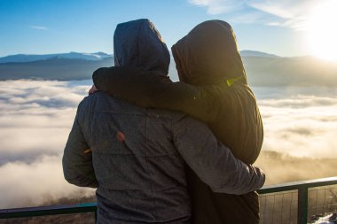Dağlarda tatiller. Genç ve çekici eşcinsel çift.