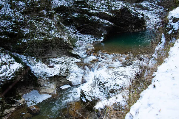 冬の物語とストーミー川 — ストック写真