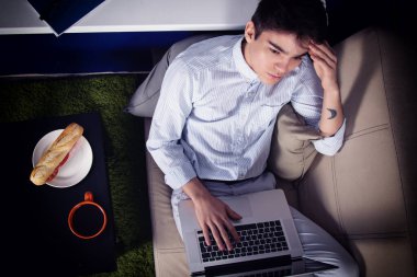 Çalış ve evde çalış. İnsan ve dizüstü bilgisayar.