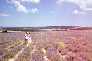 Genç ve çekici çift dağlarda dinleniyor..