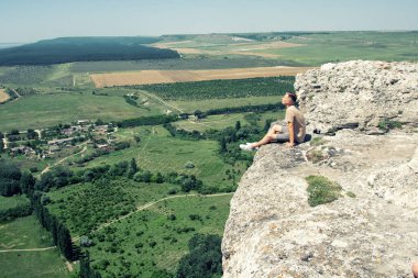 Genç çekici adam doğada dinleniyor..
