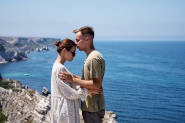 Genç ve çekici çift denizde dinleniyor..