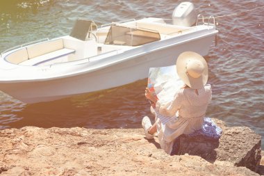 Genç çekici kız denizde dinleniyor..