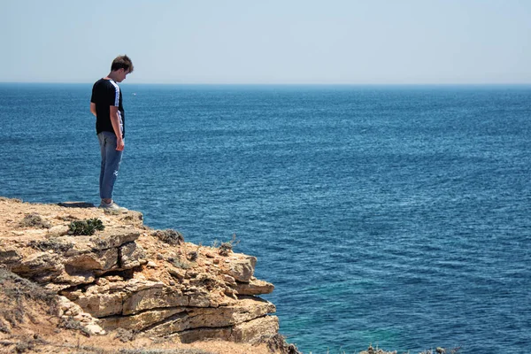 Genç çekici adam doğada dinleniyor..