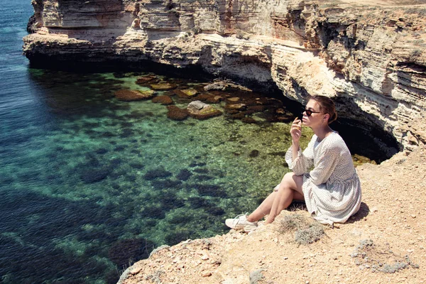 Giovane Ragazza Attraente Sta Riposando Mare — Foto Stock