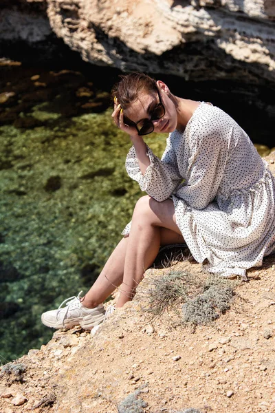 Giovane Ragazza Attraente Sta Riposando Mare — Foto Stock