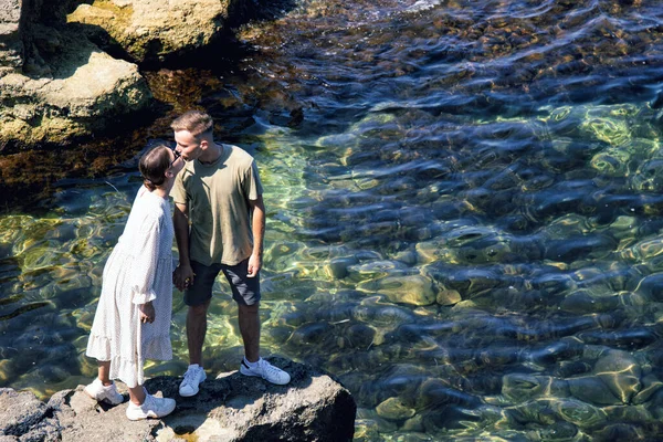 Joven Pareja Atractiva Está Descansando Mar — Foto de Stock