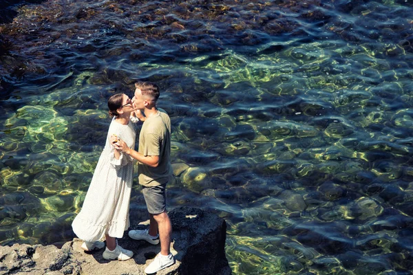 Giovane Coppia Attraente Sta Riposando Mare — Foto Stock