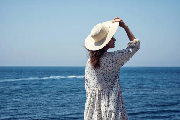 Giovane Ragazza Attraente Sta Riposando Mare — Foto Stock