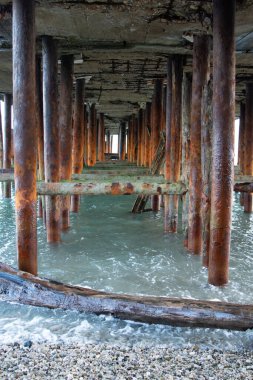 Denizde eski bir iskele.