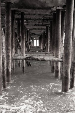 Denizde eski bir iskele.