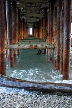 Denizde eski bir iskele.