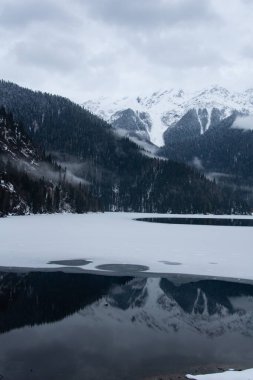 Kış, tatil ve akşam dağlarda.