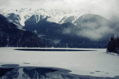Kış, tatil ve akşam dağlarda.