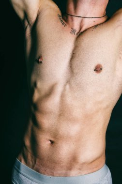 Genç kaslı adam. Eğlence ve spor.