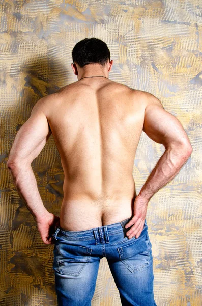 Genç ve çekici bir adam. Güzel vücut..