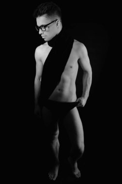 Genç ve çekici bir adam. Siyah arkaplan.