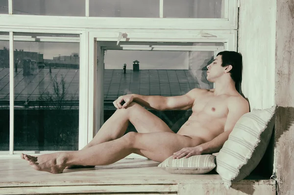 Atraktivní Muž Odpočívající Doma — Stock fotografie
