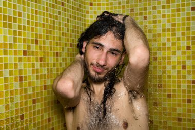 Duş ve komik adam..