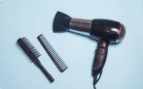 Profesyonel kuaför aksesuarları, saç kurutma makinesi tarak seti — Stok fotoğraf