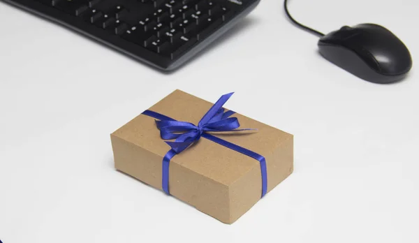 Gift man top view. Computer, keyboard. Desk. Gift box — Stock Photo, Image