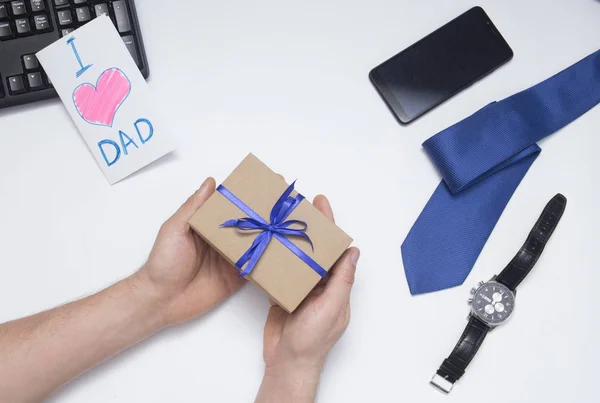 Zoon geeft een geschenk aan papa. Fathers Day. — Stockfoto