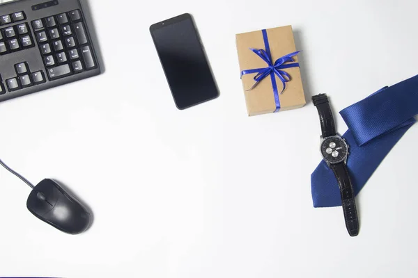 Bild von Einkaufstasche, Fliege und Tasse Kaffee, Geschenk für Papa. Vatertagskonzept — Stockfoto