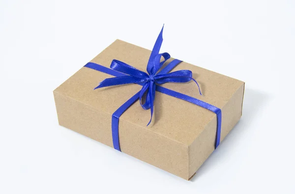 Geschenk doos met blauw lint. Kraft papier. — Stockfoto
